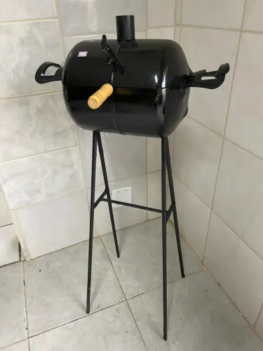 Churrasqueira a bafo com suporte