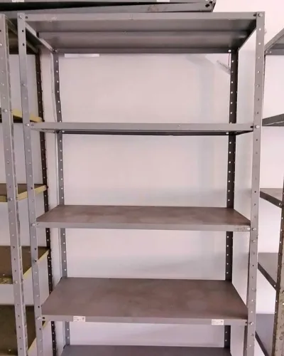 Estantes de aço