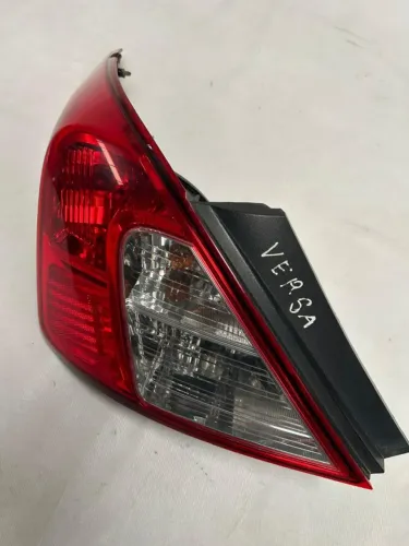 Lanterna Traseira | Nissan Versa | Lado Esquerdo | 2012 A 2019 - C/Detalhe 