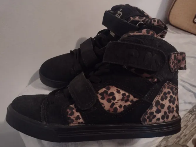 Tênis Cano Alto com Detalhes em Animal Print