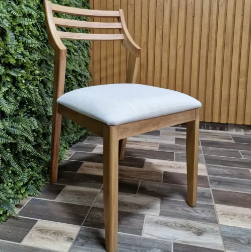 Cadeira em madeira maciça tapará