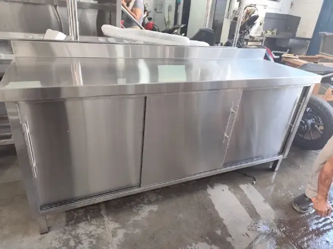 Bancada 1,80m Premium - porta de correr e tampo antirriscos