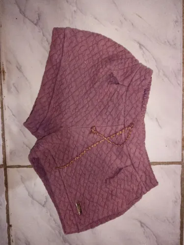 Short Rosa com Detalhe Dourado