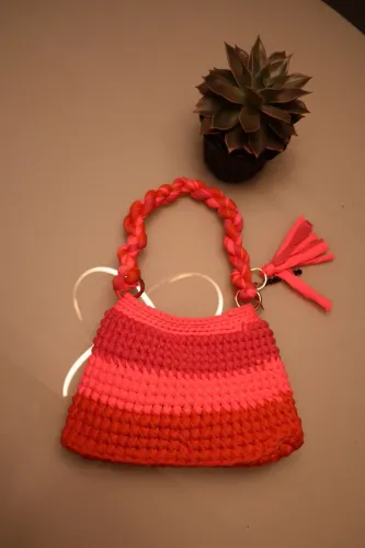 Bolsa Artesanal Feminina em Fio de Malha Rosa Bolsa de Mão Feita à Mão, Moderna e Estilosa