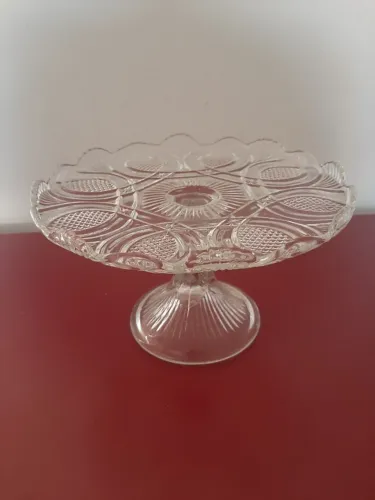 Prato para bolos ou confeitos com decorações geométricas