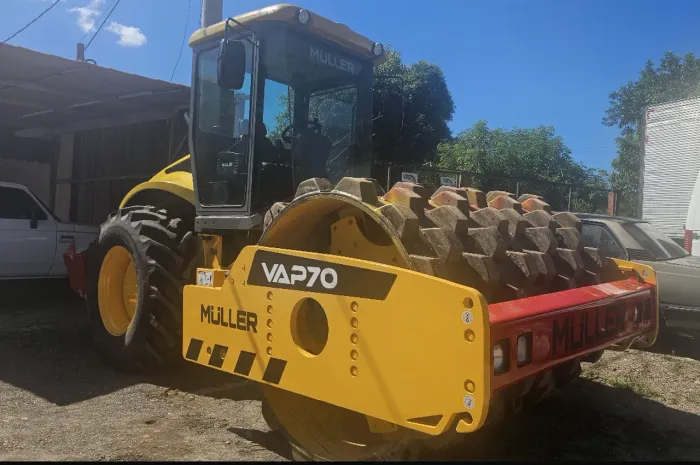 Rolo Müller VAP70 ano 2012 com apenas 4.000 horas, Kit Pata / Liso, traçado, no RJ