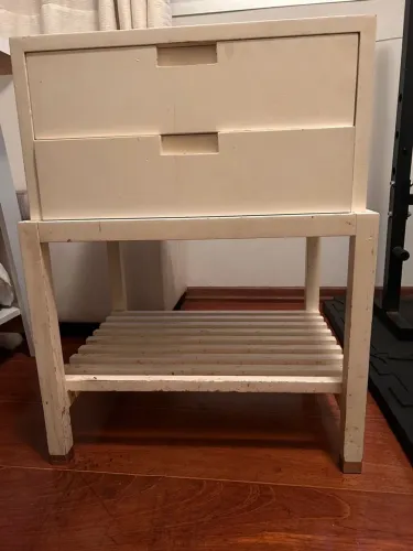 Mesa de cabeceira com gavetas
