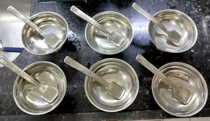 Conjunto de taças de aço com colheres