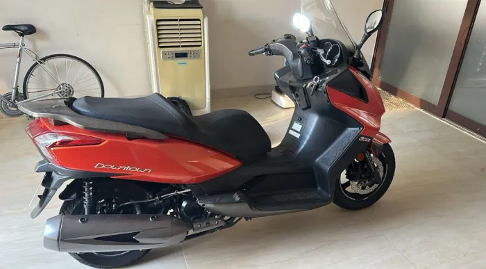 Kymco Downtoun 300 i com Kit para próxima revisão 