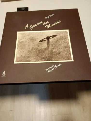 Livro A Guerra dos Mundos H. G. Wells tamanho gigante com box