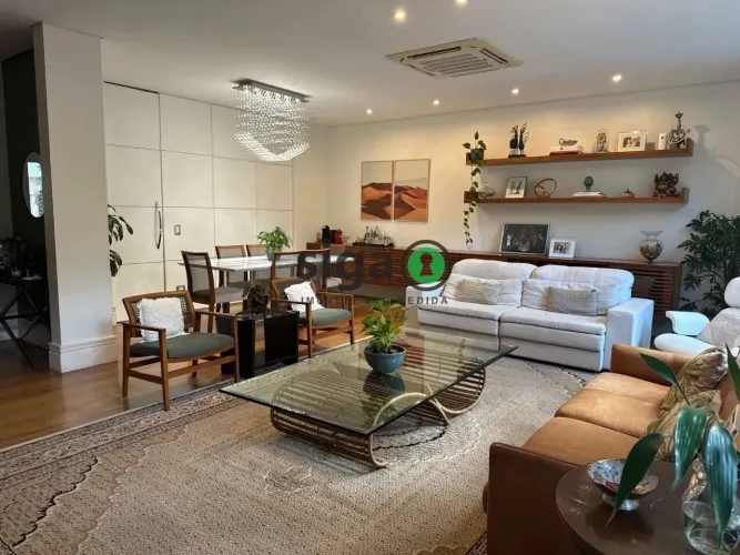 VENDE CASA em CONDOMÍNIO FECHADO no Campo Belo com 3 Suítes e 5 Vagas