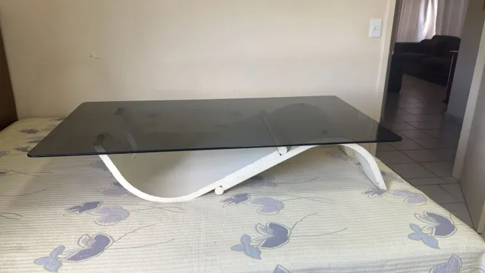 Mesa de Centro Rudnick Design Moderno Curva Base Branca e Vidro Fumê