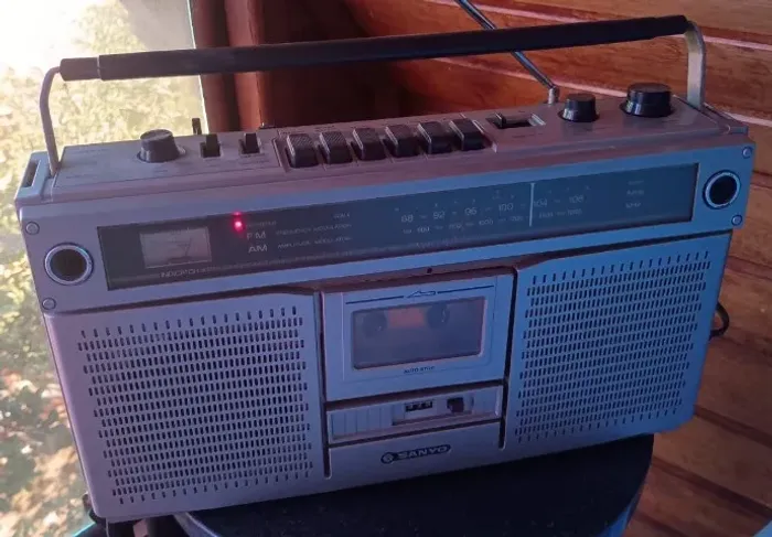 Rádio Sanyo M-9922F Estéreo