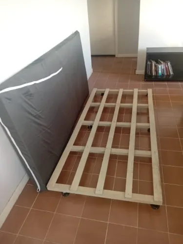 CAMA DE SOLTEIRO COM ESPUMA DE COLCHÃO COM FORRO QUE COLOCA EM BAIXO DE OUTRA CAMA.