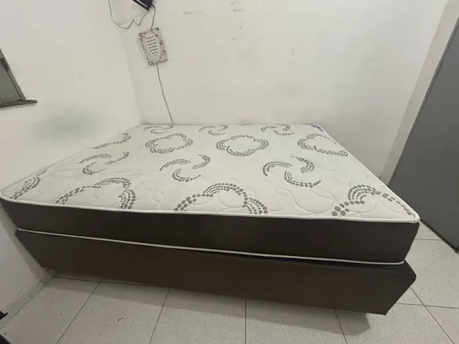 Cama de casal seminova