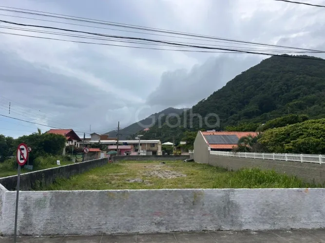 Terreno ao lado da praia, nos Açores