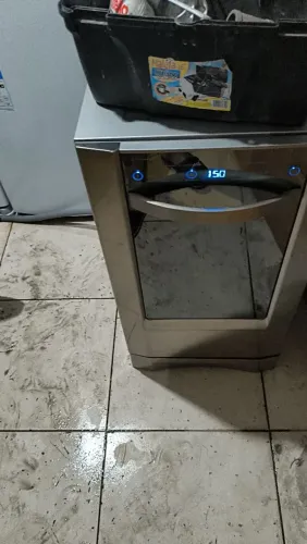 Máquina de lavar louça acondefeito