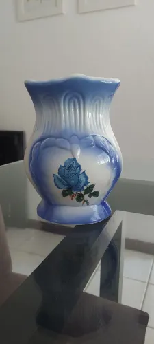 Lindo Vaso de Porcelana Vintage Relevos Clássicos e Rosa Azul