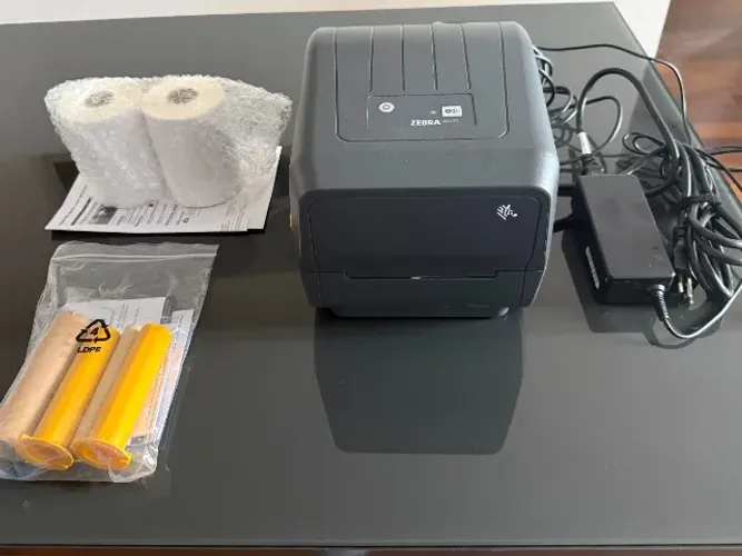 Vendo impressora Zebra ZD230, ideal para emissão de etiquetas de envio, código de barras,