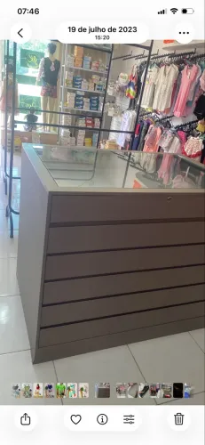 Balcão com tampo de vidro seis gavetas 