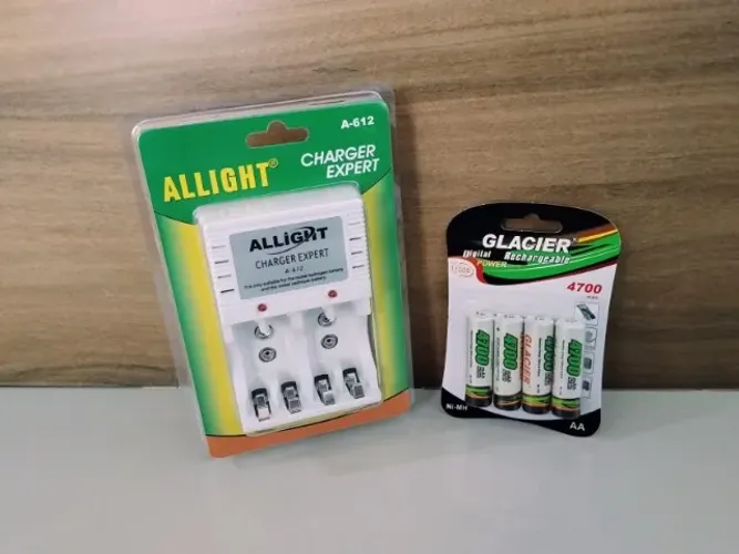 Kit Carregador de Pilhas + 4 Pilhas Recarregáveis AA 4700 MAh