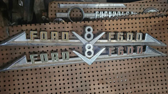 Caminhao ford F600 V8 par emblemas laterais capo  originais