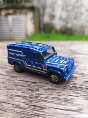 Carrinho Miniatura colecionável Land Rover Duckhams QXR Race Support da Corgi 1985. 