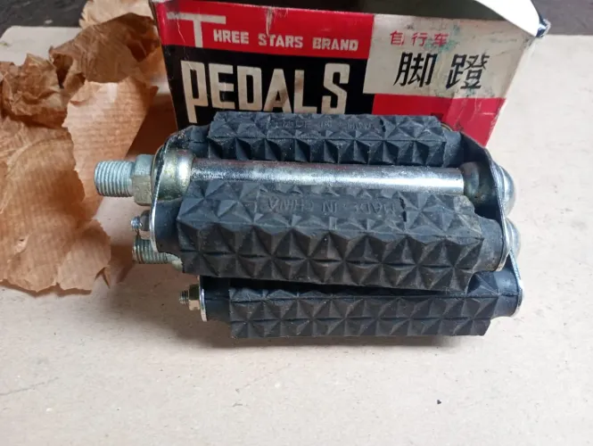 Par de pedal modelo antigo sem uso rosca fina