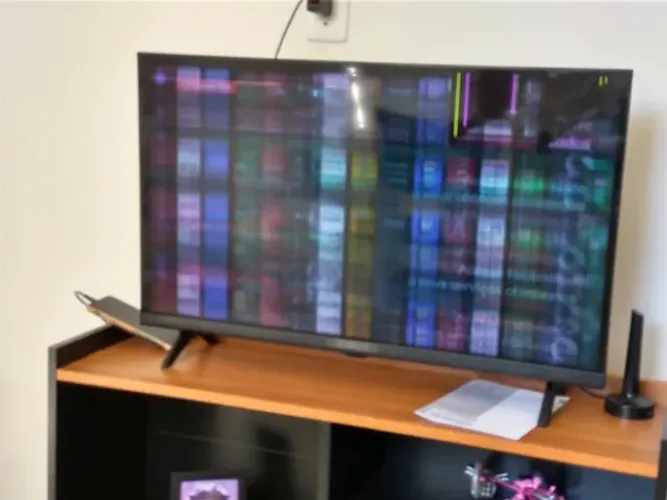 TV LG 32" LED HD Smart Pro Com Tela Quebrada.