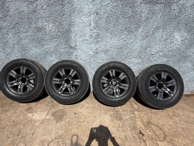 Rodas com pneus Hilux 2023 original