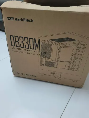 Gabinete gamer Aigo Darkflash Db330m Mid Tower branco na caixa