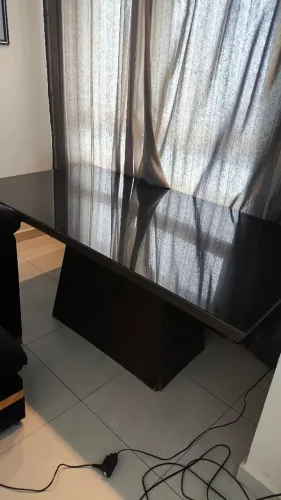 Mesa tampo preto de vidro com 2 cadeiras 