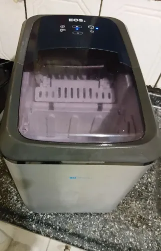 Maquina de fazer gelo *330 reais *funcionando perfeitamente aceito cartão ou pix entrego