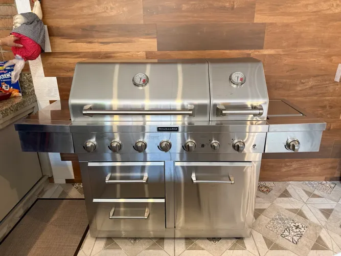 Churrasqueira a Gás KitchenAid Premium em Aço Inox - Excelente Estado
