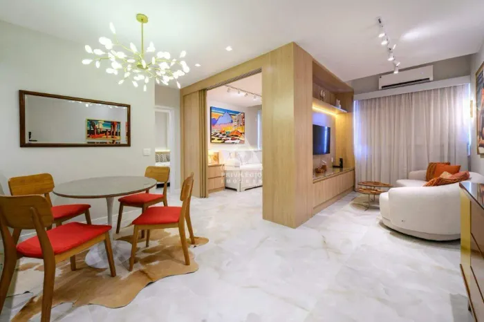 Apartamento à Venda, reformado e mobiliado, 2 quartos, suíte, vaga na escritura, Leblon, R