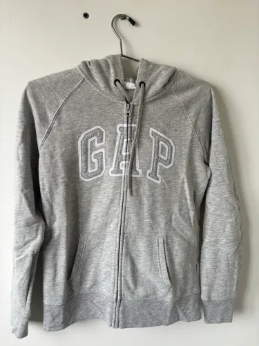 Moletom GAP com logo cinza, zíper e touca