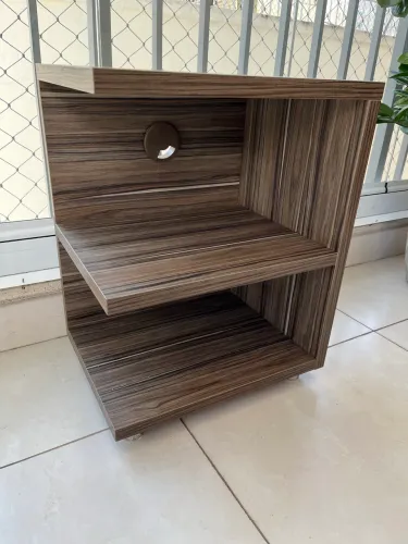 Mesa de cabeceira em MDF amadeirado em excelente estado
