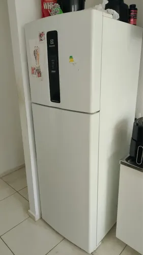 Geladeira Electrolux menos de 2 anos usada 