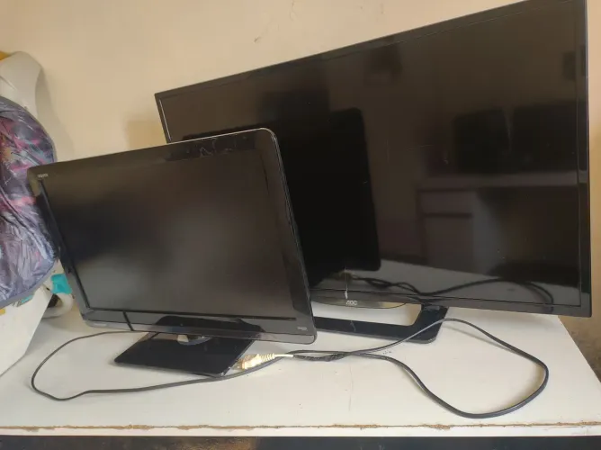 2 tvs com defeito 22 e 32 ". 60 reais