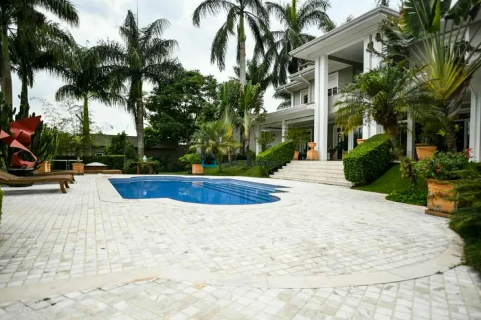 Casa à venda em Condomínio de Luxo Cotia-SP.
