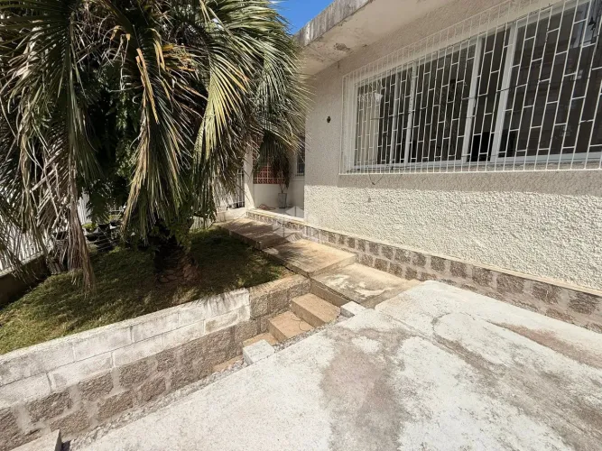 Casa com 4 Quartos e 3 Apartamentos com Renda Mensal em Barreiros - Imóvel Financiável