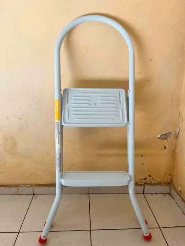 Vendo essa escada branca o peso dela é 100 quilo