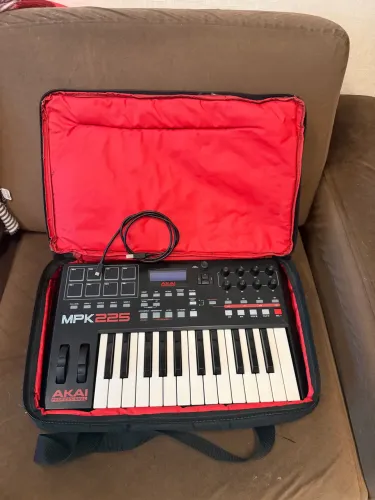 Controlador MIDI Akai MPK225 com bag - excelente estado