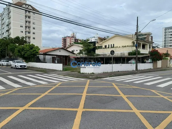 Lote de esquina com 539 m² no Bairro Estreito, Florianópolis/SC.