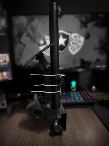 Suporte de mesa articulado para monitor.
