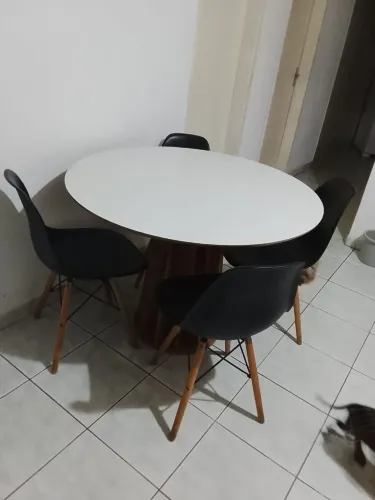 Mesa com 4 cadeiras