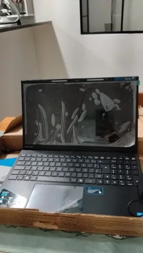 Notebook, novo na caixa na película..