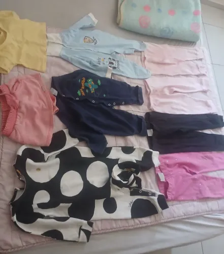 Lote de roupas de bebe menina 6 a 9 meses seminova