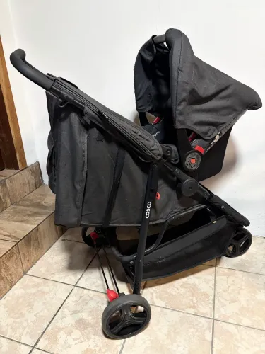 Carrinho de bebê e bebê conforto Cosco