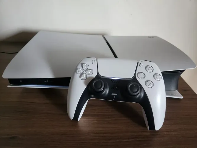 Vendo ps5 slim vai com a plus ate dezembro 